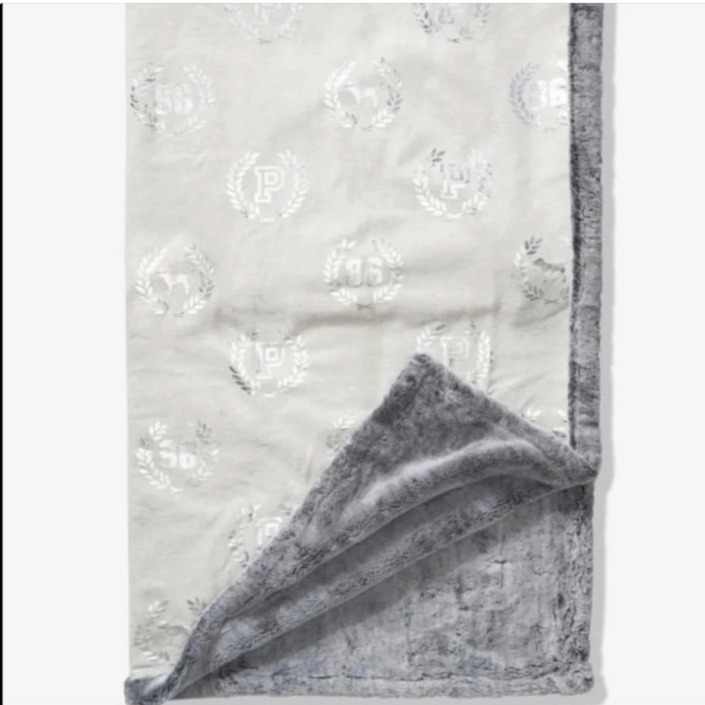 ••SOLD•• VS PINK Faux Fur Blanket NIP